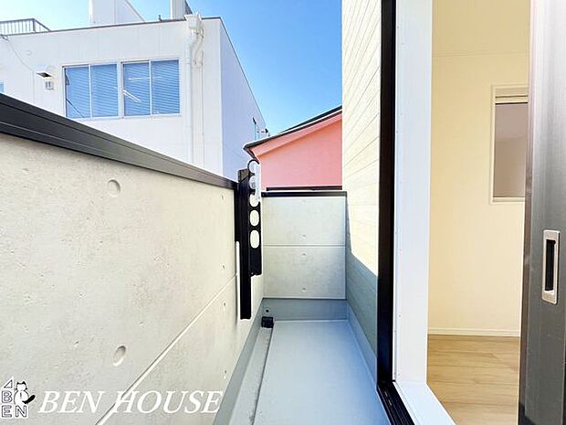 バルコニー・眺望を生かす配置のバルコニーは夕景や街の灯りを楽しめる特等席に。チェアを置いてゆったり過ごす時間が日常の楽しみになります。