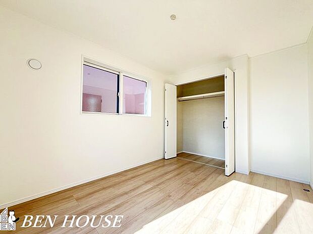 洋室・落ち着いた色調とフローリングが上質な印象の洋室。クローゼット完備で生活感をすっきり収納できる快適な居室です。