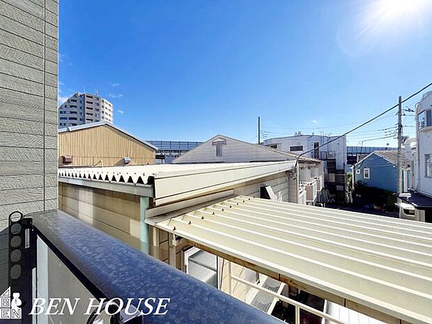 眺望・視界が開けたバルコニーは朝の陽ざしが心地よく差し込み、洗濯物も乾きやすく日常の利便性と眺めの楽しさを両立します。