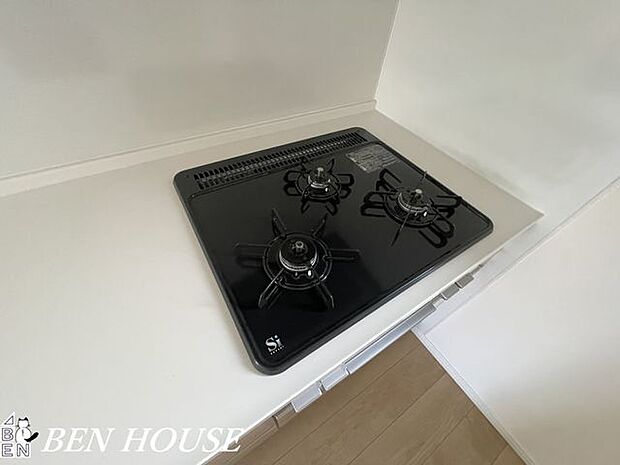 コンロ(同仕様参考写真)・使い勝手の良い3口コンロで調理がスムーズ。温度調節がしやすく時短調理が叶うため毎日の献立作りが楽しくなります。
