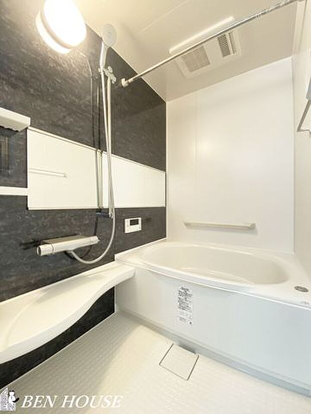 浴室(同仕様参考写真) ・広々バスルームでリラックスタイムを楽しめます。オートバスでお好きな時間に温かいお風呂に入れます。