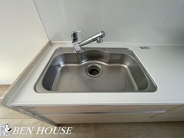 キッチン水栓(同仕様参考写真)・簡単な開閉と温度調整が出来るキッチン水栓。お掃除のしやすいキッチンでいつでも清潔に保てます!