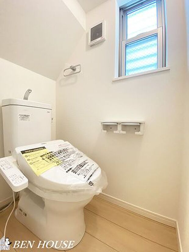 トイレ(同仕様参考写真)・温水で優しく洗浄でき、冬でも快適。清潔で肌にやさしく、毎日のトイレをより快適にするシャワートイレです。