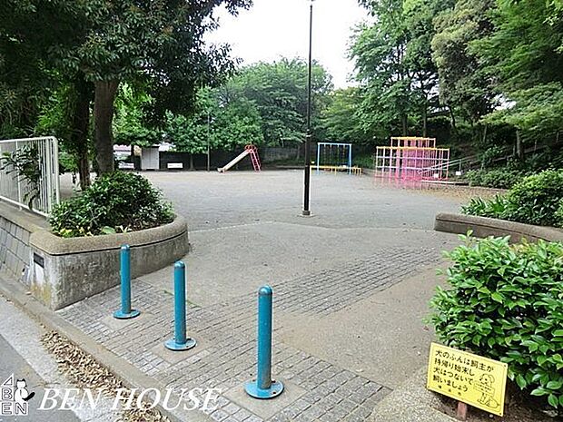 諏訪坂公園 徒歩6分。樹々に囲まれた気持ちのよい公園です。 410m