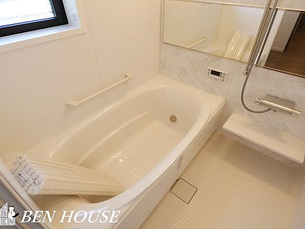 浴室（同仕様参考写真） ・広々バスルームでリラックスタイムを楽しめます。オートバスでお好きな時間に温かいお風呂に入れます。
