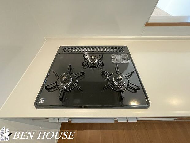 コンロ(同仕様参考写真)・使い勝手の良い3口コンロで調理がスムーズ。温度調節がしやすく時短調理が叶うため毎日の献立作りが楽しくなります。