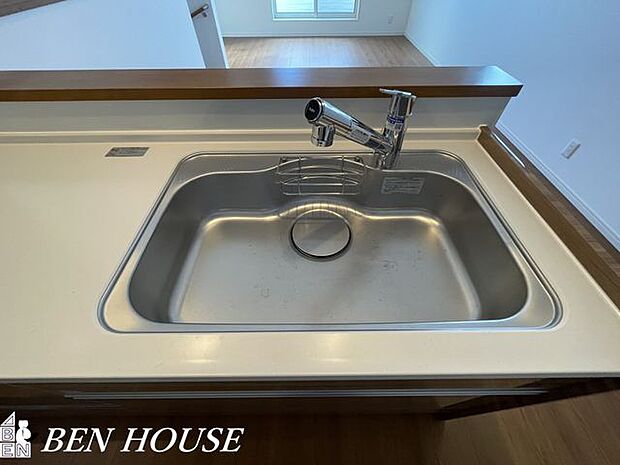 キッチン水栓(同仕様参考写真)・簡単な開閉と温度調整が出来るキッチン水栓。お掃除のしやすいキッチンでいつでも清潔に保てます！