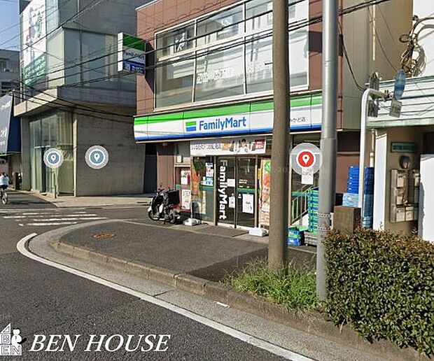 ファミリーマート鶴見みかど店 徒歩4分。お出かけ前やお帰りの立ち寄りにも便利なコンビニ。 320m