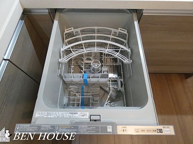 自動食器洗浄乾燥機(同仕様参考写真)・パワフルな洗いで汚れを落としてくれる食洗機。家事の時短になり、ご家族との時間も増えそうですね!