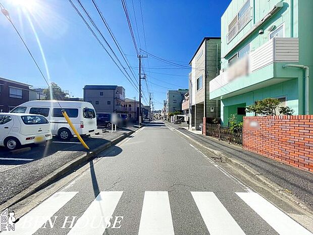 前面道路含む外観・静かな前面道路に面した閑静な住まい。周囲は低層住宅が中心で日当たりや風通しにも恵まれ、ゆったりとした日常が期待できます。
