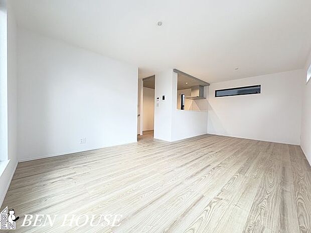 リビング・陽光たっぷりの明るくゆったりとしたＬＤＫ。風通しも良く気持ちよくお料理が出来そうです。