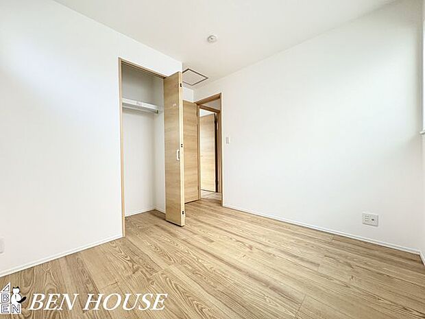 クローゼット・収納力のあるクローゼットで衣類や小物がすっきり片付き、季節ごとの入れ替えもラクにできる整理しやすい家事動線が魅力です。