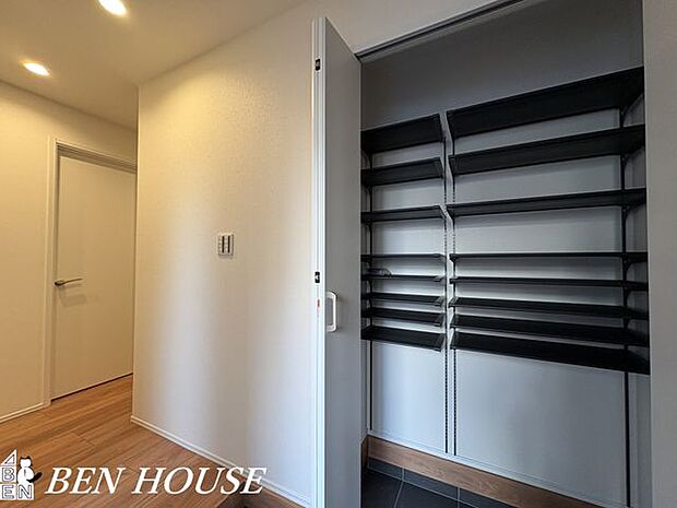 玄関・靴や雨具をまとめて収納でき、玄関をすっきり保てるシューズボックス付き。出入りがスムーズで来客にも好印象な空間です。