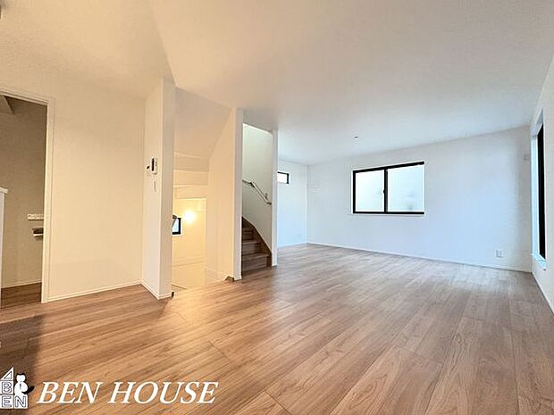 リビング・明るく爽やかな色調が印象的なリビング。自然体で過ごせる穏やかな空間が、毎日の暮らしに心地よさを届けます。