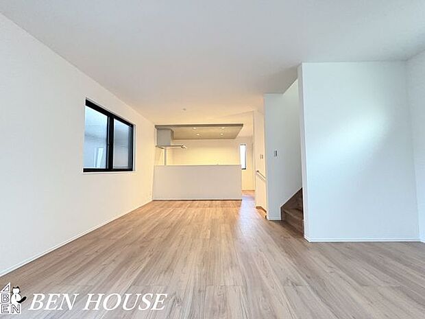 リビング・明るい光が差し込むリビングは家族が自然と集まる心地よい空間。落ち着いた色合いの内装で、リラックスできる空間です。