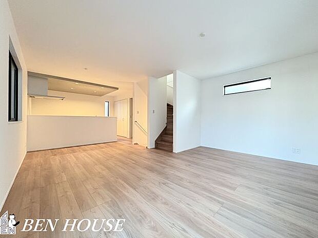 リビング・開放感あふれるリビングは、家具の配置がしやすい広さと動線設計で毎日の暮らしを快適に。穏やかな色調がくつろぎの時間を上質に演出します。