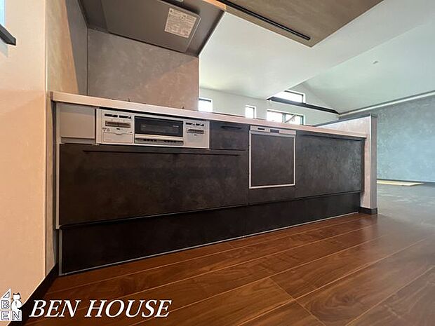 キッチン(同仕様参考写真)・広々としたキッチンは効率よくお料理が出来ます。家族でお料理も楽しめそうです。