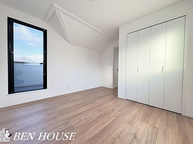 寝室・ゆとりある広さと落ち着いた色調の寝室は、十分な収納と窓からの柔らかな光で朝の支度も快適に、穏やかな眠りを誘う空間です。