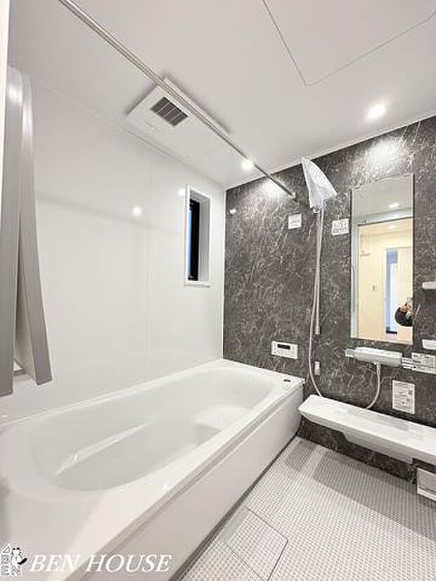 浴室・一日の疲れを癒す広々としたお風呂。脚を伸ばしてゆったりと入浴してリラックスタイムを満喫できるバスルームです。