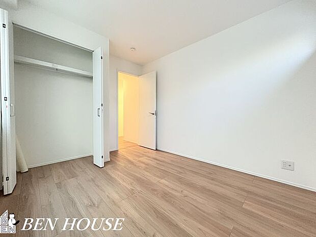 クローゼット・収納力のあるクローゼットで衣類や小物がすっきり片付き、季節ごとの入れ替えもラクにできる整理しやすい家事動線が魅力です。