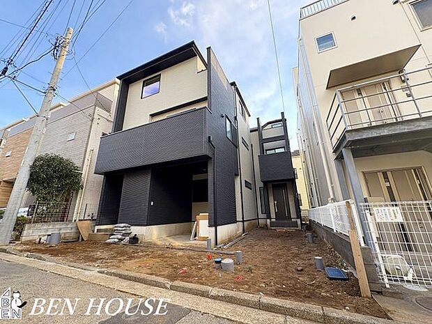 外観・子育て世帯が多く、落ち着いた雰囲気の住宅地です。外観のやわらかな印象が街の空気と自然に調和します。