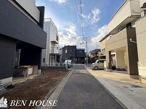 前面道路含む外観・ゆとりある前面道路に面した開放感溢れるお住まいです。見通しの良い前面道路でお車の駐車もしやすいです。