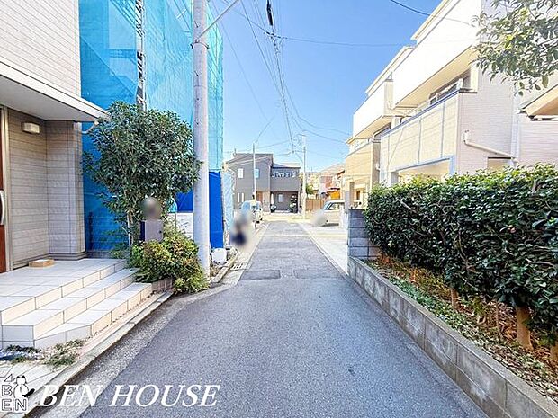 前面道路含む外観・静かな前面道路に面した閑静な住まい。周囲は低層住宅が中心で日当たりや風通しにも恵まれ、ゆったりとした日常が期待できます。