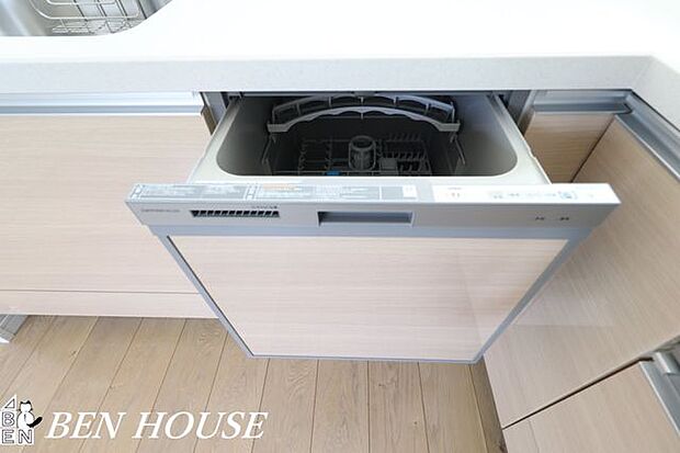 自動食器洗浄乾燥機(同仕様参考写真)・高温乾燥機能で水滴をしっかり除去し清潔に保つ食器洗浄機。忙しい毎日に嬉しい家事時短アイテムです。