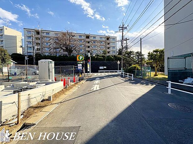 前面道路含む外観・前面道路は幅広で視界が良好、通勤や送り迎えもスムーズ。緑豊かな散策路や生活施設が近く、のびのびと過ごせる環境です。