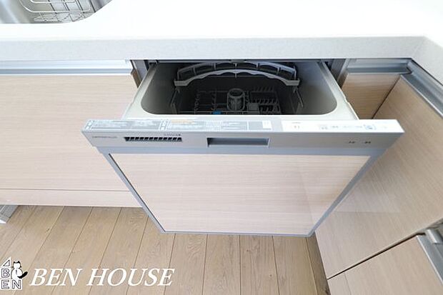 自動食器洗浄乾燥機(同仕様参考写真)・高温乾燥機能で水滴をしっかり除去し清潔に保つ食器洗浄機。忙しい毎日に嬉しい家事時短アイテムです。