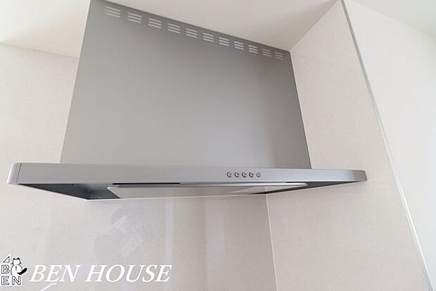 レンジフード(同仕様参考写真)・キッチンにレンジフードがあると、お料理の匂いも気になりにくく、リビングでも快適に過ごせます。