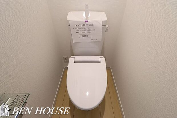 トイレ(同仕様参考写真)・清潔に利用出来るシャワートイレ。トイレットペーパーの使用量を減らす効果もあります。