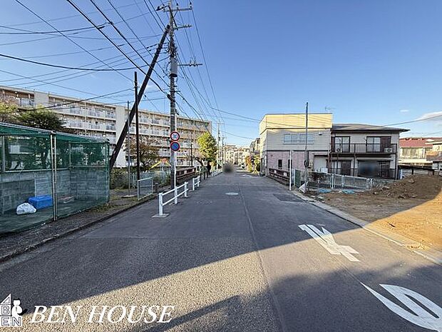前面道路含む外観・周辺は落ち着いた雰囲気の住宅地です。小さなお子様がいるご家庭も安心です。