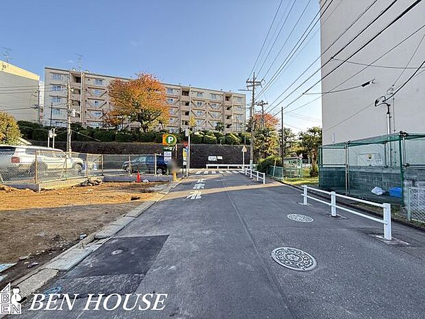 前面道路含む外観・前面道路は幅広で視界が良好、通勤や送り迎えもスムーズ。緑豊かな散策路や生活施設が近く、のびのびと過ごせる環境です。