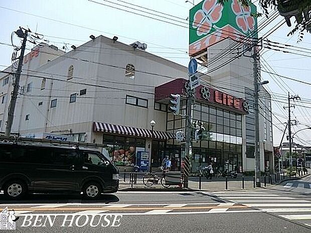 ライフ 東有馬店 徒歩14分。家事の合間にお買い物もできる気軽な近さです。 1070m