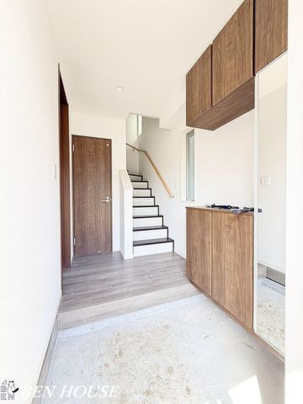 玄関・ゆったりとした広さの玄関ホールでご家族揃ってのお出かけもスムーズです!