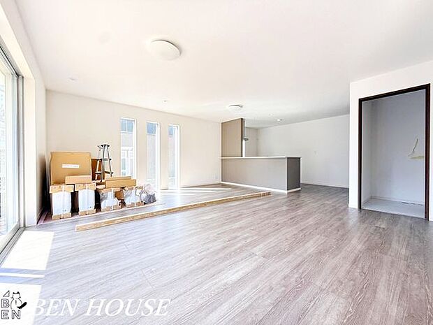 リビング・対面キッチンで一体感のあるLDK。たくさんの窓から入り込む太陽光で明るく開放感のある大空間となっています。