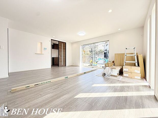 リビング・広々とゆったりとしたリビングダイニング。形の良いリビングなので家具を配置しやすく、すっきりと使用できます