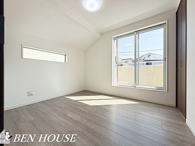 子供部屋・暖かい光がたっぷり差し込む室内は明るく、お子様の学習も捗りそうですね。