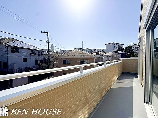 バルコンー・陽当たりの良い南向きバルコニーはお洗濯物がよく乾きそうですね。