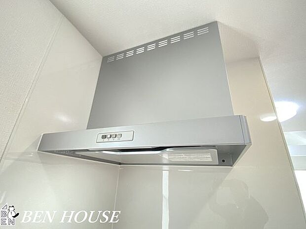 レンジフード(同仕様参考写真)・換気効率に優れたレンジフードで、調理後の空気を素早くリフレッシュ。におい移りが気になりにくく日常が快適になります。