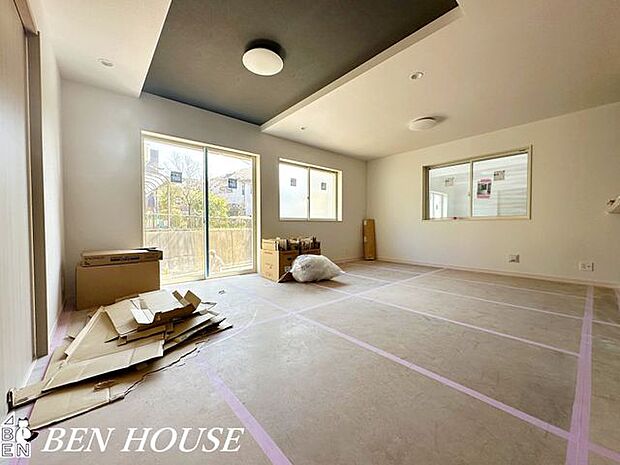 リビング・柔らかな明るさで満たされたリビングは、程よい静けさが漂い、ゆるやかに気分を整えられる落ち着いた住まいを演出します。