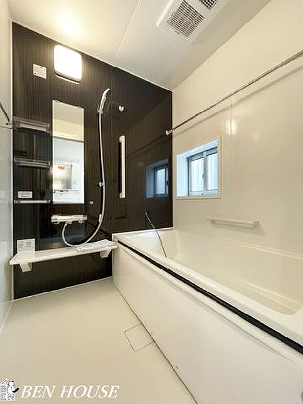 浴室(同仕様参考写真)・足を伸ばしてゆったりと入れる広々タイプのバスルーム。お子様との団らんの時間にもピッタリな空間です。