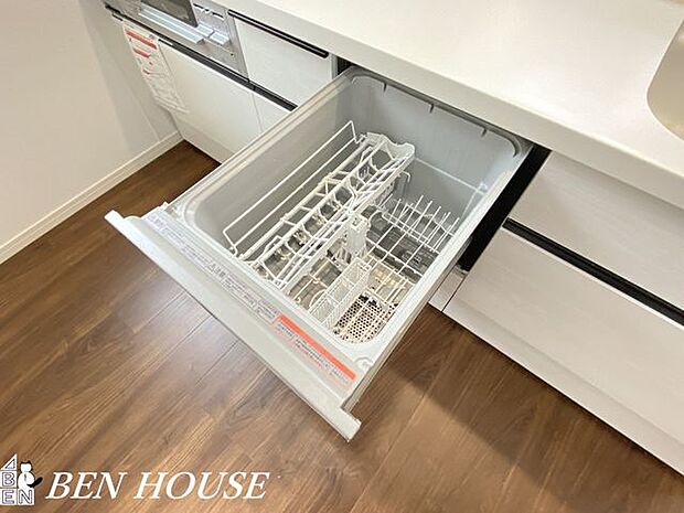 自動食器洗浄乾燥機(同仕様参考写真)・食器洗いの時間を短縮する自動食器洗浄乾燥機。高温洗浄で衛生的に仕上がり、家事の時短と手荒れ軽減に役立ちます。