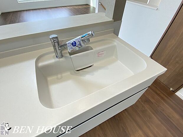 キッチン水栓(同仕様参考写真)・簡単な開閉と温度調整が出来るキッチン水栓。お掃除のしやすいキッチンでいつでも清潔に保てます！