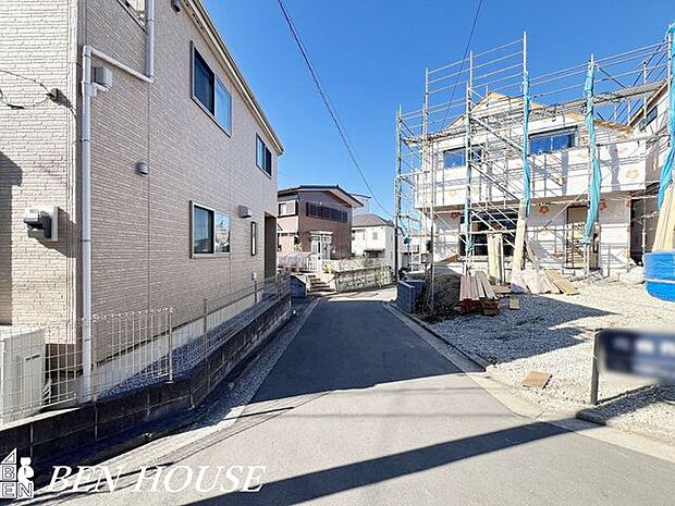 前面道路含む外観・ゆとりある前面道路に面した開放感溢れるお住まいです。見通しの良い前面道路でお車の駐車もしやすいです。