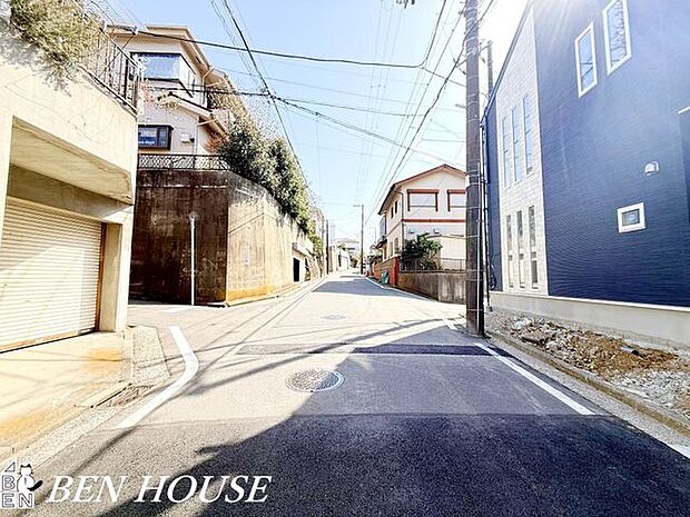 前面道路含む外観・静かな前面道路に面した閑静な住まい。周囲は低層住宅が中心で日当たりや風通しにも恵まれ、ゆったりとした日常が期待できます。