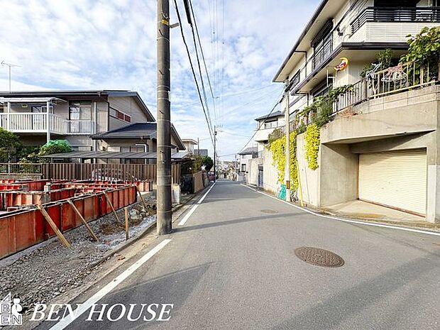 前面道路含む外観・静かな前面道路に面した閑静な住まい。周囲は低層住宅が中心で日当たりや風通しにも恵まれ、ゆったりとした日常が期待できます。