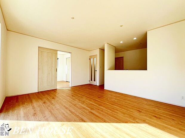 リビング・ナチュラルな木目が心を和ませるリビング。家族で過ごす時間がゆったりと流れる、居心地のよい空間です。