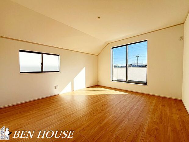 寝室・ゆとりある広さと落ち着いた色調の寝室は、十分な収納と窓からの柔らかな光で朝の支度も快適に、穏やかな眠りを誘う空間です。